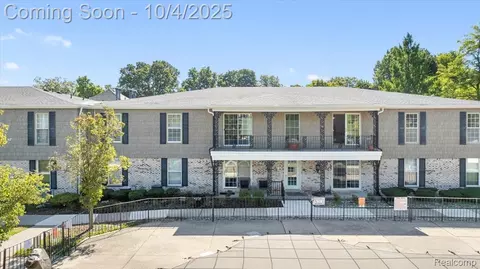 24360 E River Rd, Grosse Ile, MI 48138