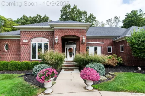 8454 Grays Dr, Grosse Ile, MI 48138