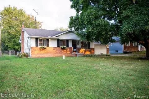 4505 Old Carriage Rd, Flint, MI 48507