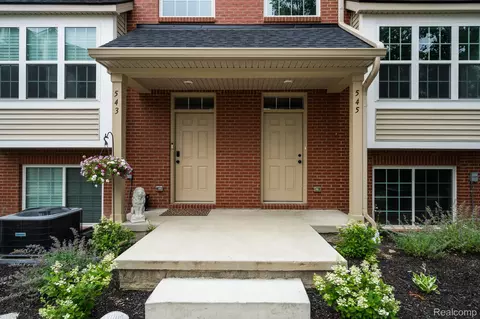 518 Village Ln, Milford, MI 48381