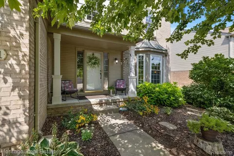 2841 Yosemite Dr, Orion, MI 48360