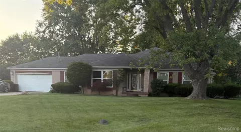 1329 Arrowwood Ln, Grand Blanc, MI 48439