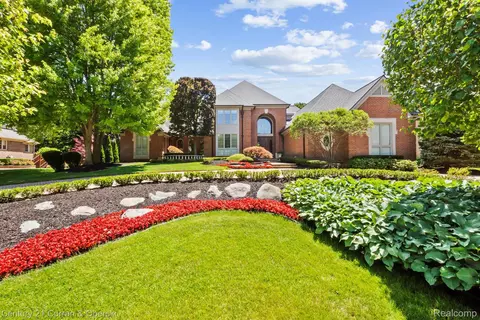18878 Oak Leaf Ln, Northville, MI 48168