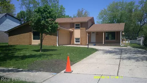8240 Hampton Rd, Grosse Ile, MI 48138