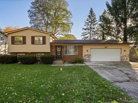845 Harry Paul Dr, Orion, MI 48362