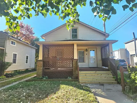 18 E Hopkins Ave, Pontiac, MI 48340