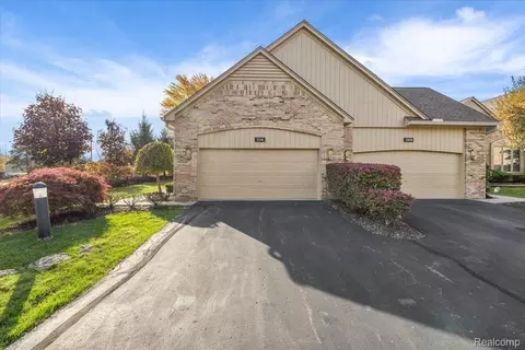 2156 Willow Cir, Shelby Township, MI 48316