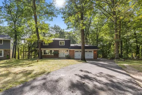 3801 Glen Hills Dr, Hartland, MI 48353