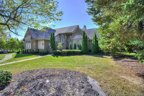 6460 Charles Dr, West Bloomfield, MI 48322