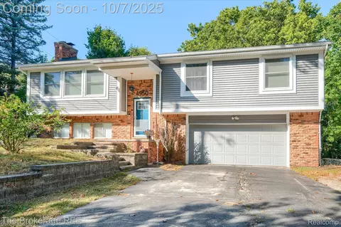 4950 Iroquois Blvd, Independence, MI 48348