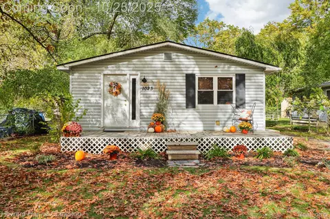 1023 N Park St, Highland, MI 48356