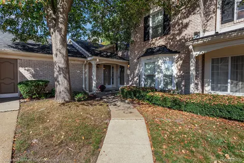 2667 Williamsburg Cir, Auburn Hills, MI 48326