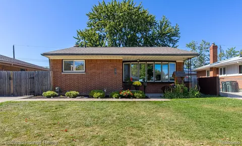 24821 Wood St, Saint Clair Shores, MI 48080