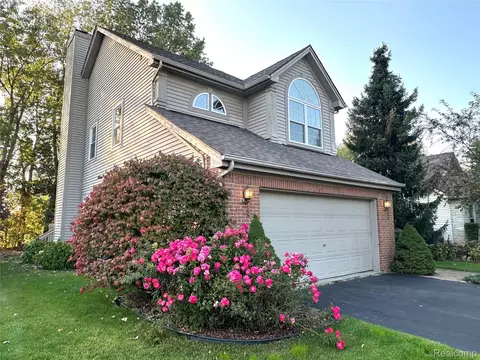 16166 Aspen Hollow Dr, Fenton, MI 48430