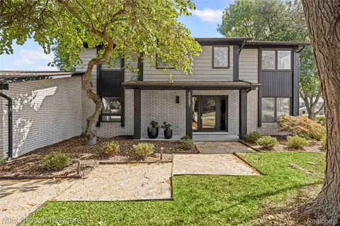 5597 Apple Ridge Trl, West Bloomfield, MI 48322