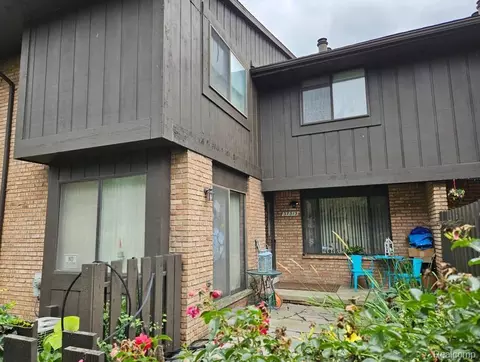 37313 Clubhouse Dr, Sterling Heights, MI 48312