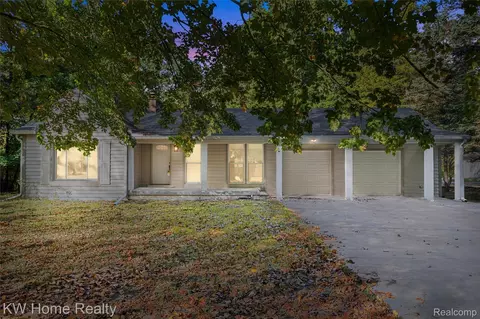 22215 Rougemont Dr, Southfield, MI 48033