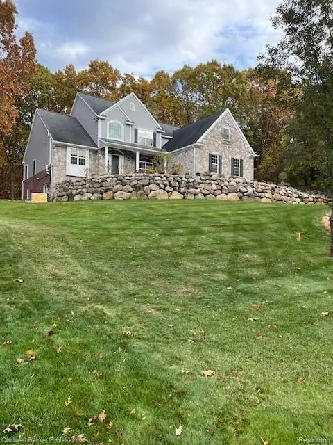 7942 River Run Dr, Brighton, MI 48116