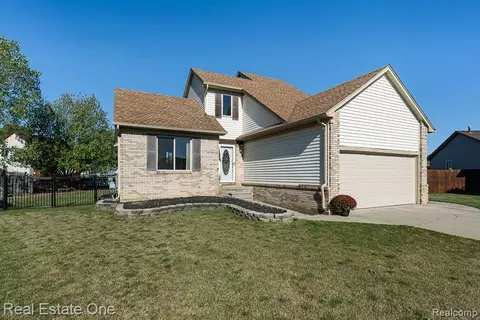 48749 Smokey Glen Ct, Chesterfield, MI 48051