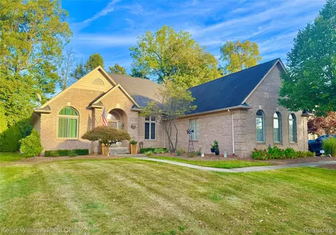 3232 Paramount Ln, Auburn Hills, MI 48326