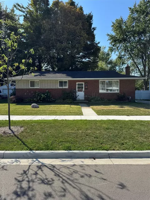 911 Newport Dr, Fenton, MI 48430