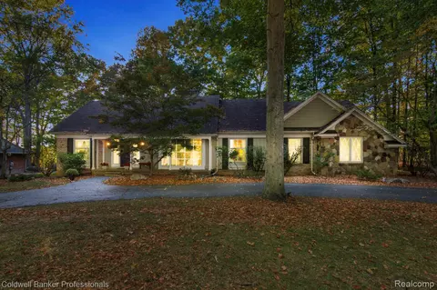 21333 Woodhill Dr, Northville, MI 48167
