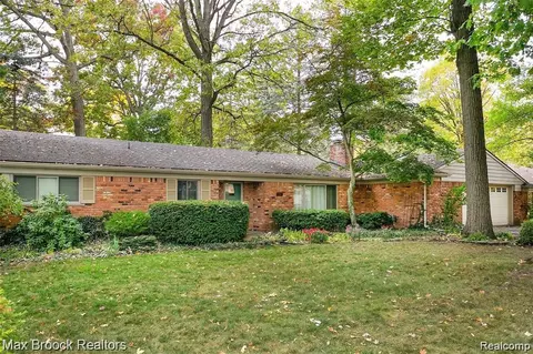 1386 Avondale St, Sylvan Lake, MI 48320