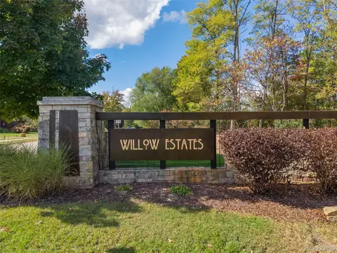 508 Woodstone Ct, White Lake, MI 48386