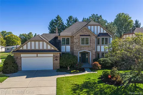 5092 Julian Dr, Troy, MI 48085
