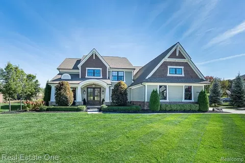 3435 Royal Berkshire Ln, Oakland, MI 48363