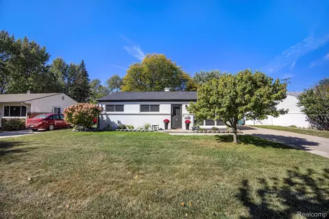 325 Lyons Dr, Troy, MI 48083