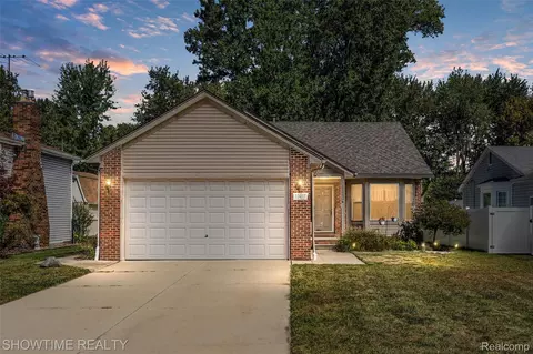 23417 Deanhurst St, Clinton Township, MI 48035