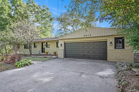 3015 Lakeview Blvd, Highland, MI 48356