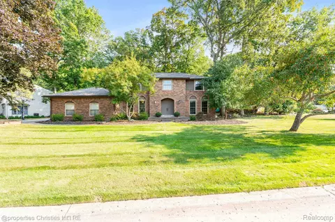 2935 Woodford Cir, Rochester Hills, MI 48306