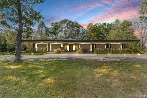 28401 River Crest Dr, Southfield, MI 48034