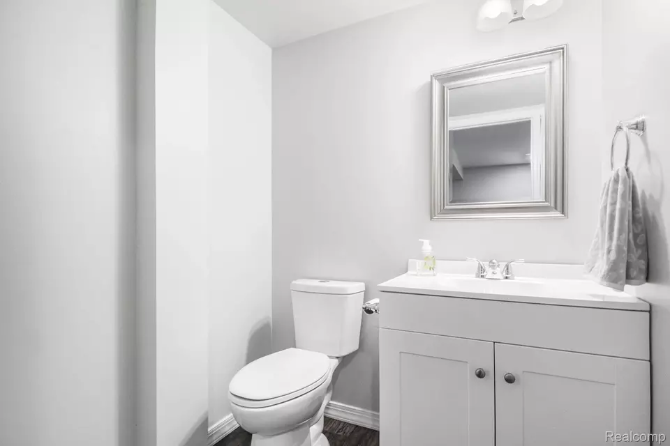 Bath - 1566 E George Ave, Hazel Park, MI 48030 photo 5 of 5