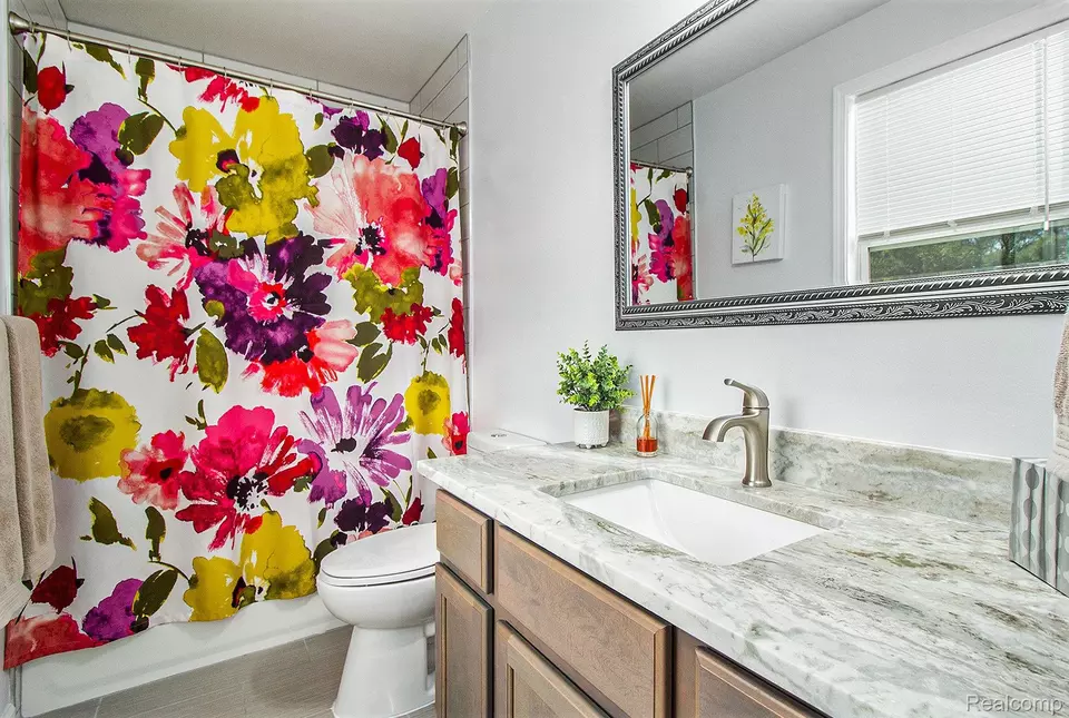 Bath - 1566 E George Ave, Hazel Park, MI 48030 photo 4 of 5
