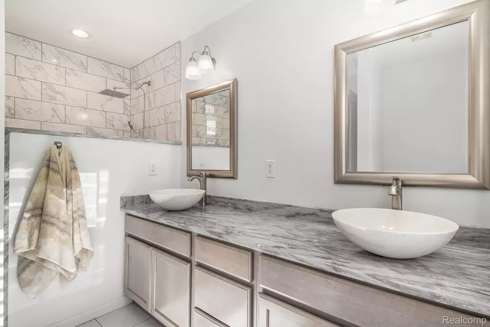 Bath - 1566 E George Ave, Hazel Park, MI 48030 photo 2 of 5