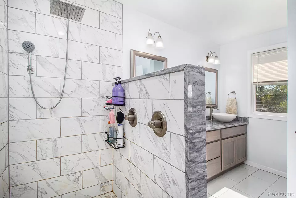 Bath - 1566 E George Ave, Hazel Park, MI 48030 photo 3 of 5