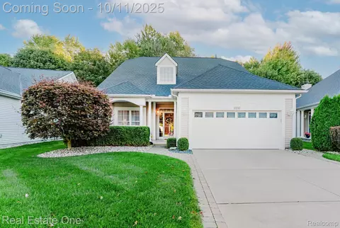 3890 Hillsdale Dr, Auburn Hills, MI 48326