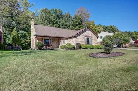 23389 Scott Dr, Farmington, MI 48336