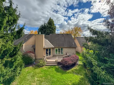 5893 Dawn Ridge Dr, Troy, MI 48098