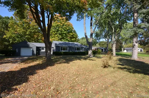7565 Old Pond Dr, Springfield, MI 48348