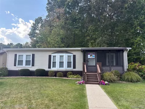 2 Emerald Cir, Northfield, MI 48189