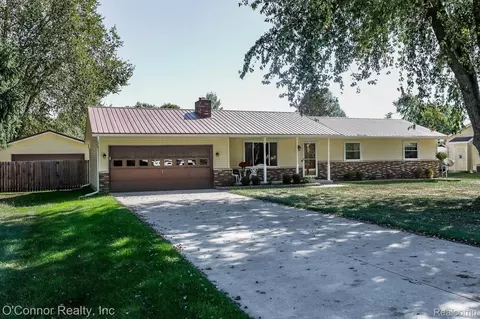 3082 Stoneybrook Ln, Port Huron, MI 48060