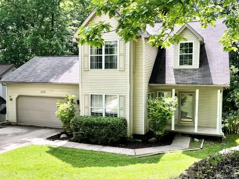911 Old Hickory Ln, Lake Orion, MI 48362