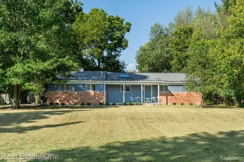 751 Troywood Dr, Troy, MI 48083