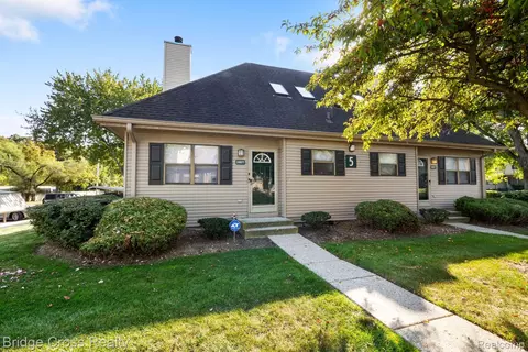 24877 Auburn Ln, Southfield, MI 48033