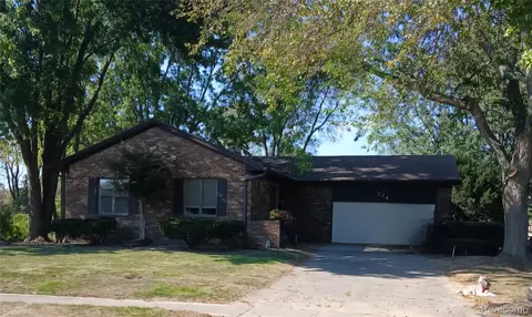 334 W Winds Dr, Almont, MI 48003