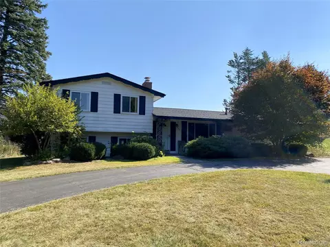 184 Shagbark Dr, Rochester Hills, MI 48309